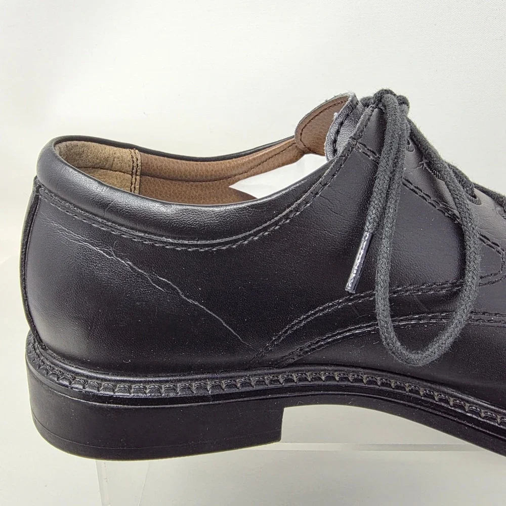 Thom McAn ships from